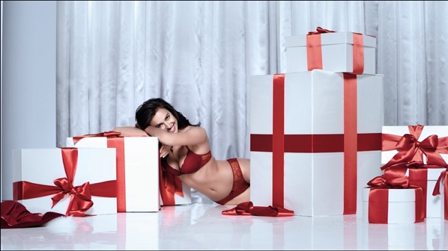 Irina Shayk: sexy nel video della collezione Natale Intimissimi 2016