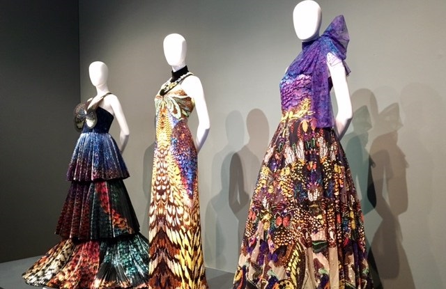 Mary Katrantzou, tre abiti couture in mostra al Waddesdon Manor