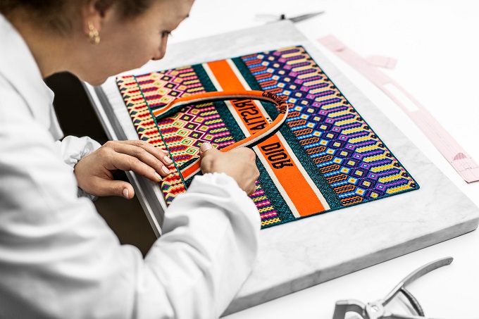 Dior The making of the embroidered Book Tote Bag fashionpress.it