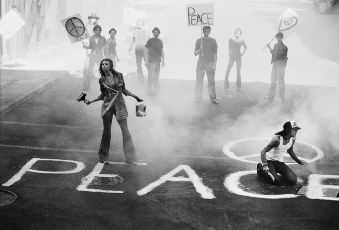 Angela Lindvall & Chris Dye, Warner Bros Studios, Burbank, California, USA, 2004 Harper’s Bazaar © Peter Lindbergh (Courtesy of Peter Lindbergh, Paris / Gagosian Gallery)