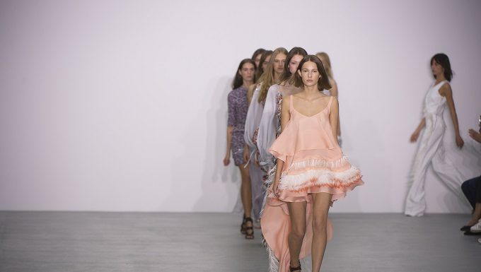 Antonio Berardi, equilibrio perfetto tra sartorialità rigorosa e pura leggerezza LFW collezione primavera-estate 2017 di Antonio Berardi