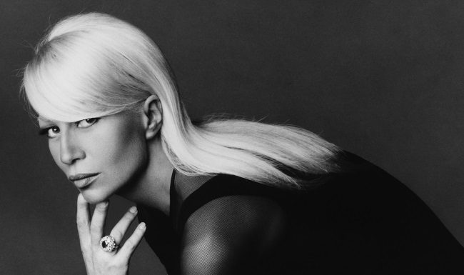 VERSACE, storia di eleganza e innovazione sotto un unico nome iconico VERSACE: the book