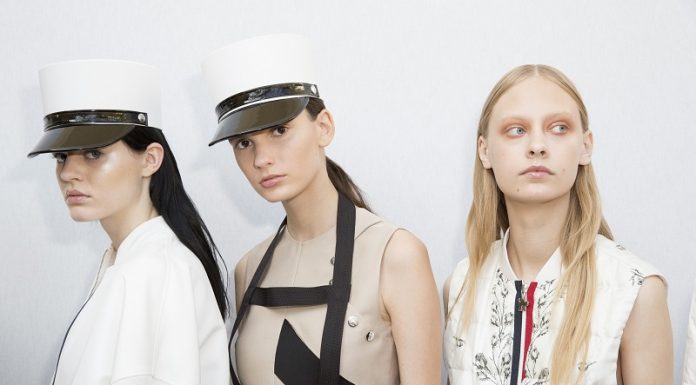 Moncler, sfilano le legionarie chic di Giambattista Valli MONCLER GAMME ROUGE SS 17 SHOW