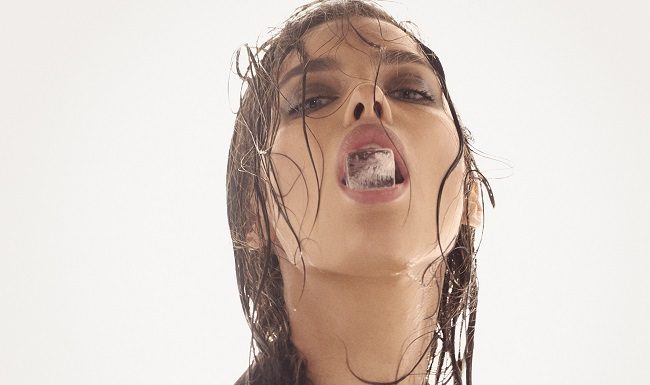 Steven Maisel firma la sensuale primavera 2017 di Alberta Ferretti Irina Shayk per la nuova campagna primavera estate di Alberta Ferretti, immortalata da Steven Meisel.