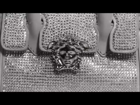 Versace, la lussuosa borsa Palazzo Empire celebra Hong Kong Versace, la lussuosa borsa Palazzo Empire celebra Hong Kong