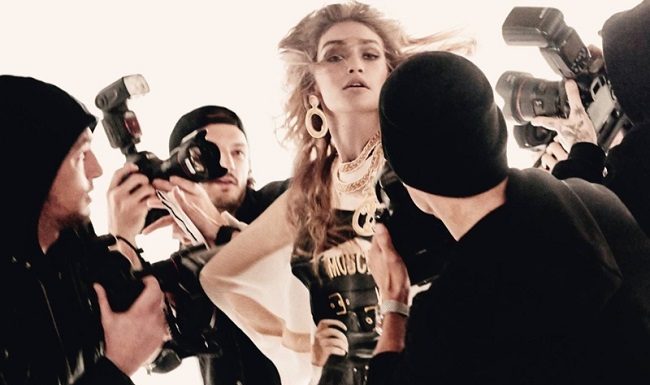 Moschino, il glamour degli anni ’80 negli scatti di Steven Meisel Bella & Gigi Hadid Star in Moschino Spring Summer 2017 glamour Campaign