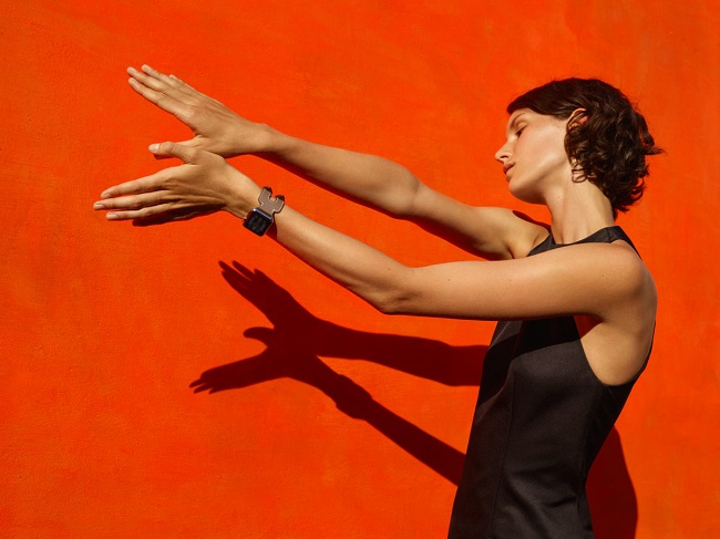 Free Hands: Hermès Apple Watch, lo spot catturato da Viviane Sassen