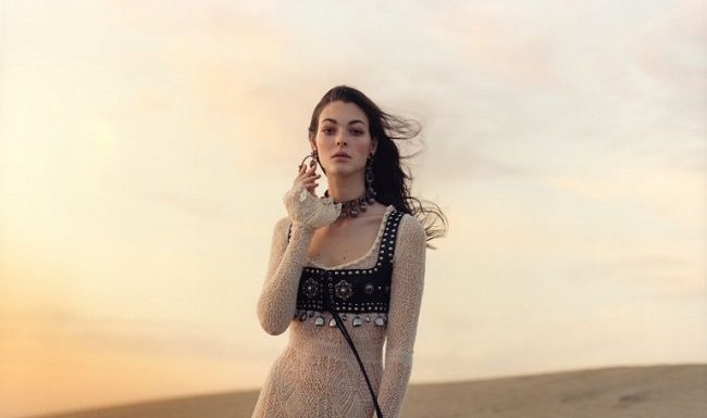Alexander McQueen: Vittoria Cerretti negli scatti di Jamie Hawkesworth Alexander McQueen: Vittoria Cerretti negli scatti di Jamie Hawkesworth