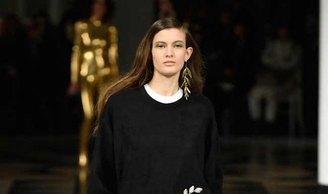 PFW: Alexis Mabille in oro e blu unisce tradizione e sex appeal