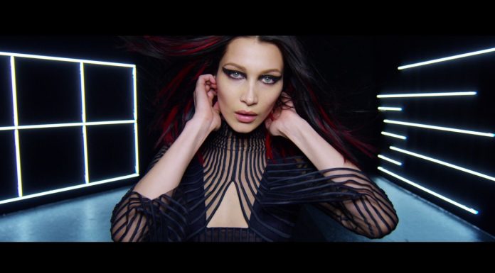 Versace: il potere delle donne è un inno all’unità Versace: il potere delle donne è un inno all'unità