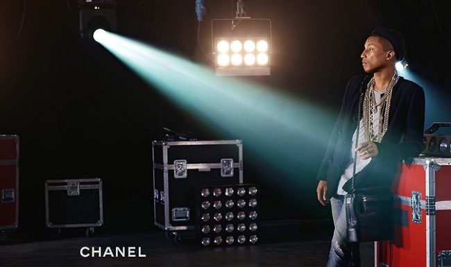 Pharrell Williams fotografato da Karl Lagerfeld per Chanel Pharrell Williams photographed by Karl Lagerfeld, wearing CHANEL’s GABRIELLE bag in black alligator.