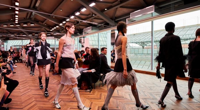 Prada Resort 2018 sfila all’Osservatorio tra avanguardia e sensualità Prada Resort 2018 sfila all'Osservatorio