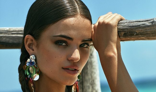 Robin Marjolein is Styled for Summer in Cosmopolitan Germany Summer Style: Tomás de la Fuente for COSMOPOLITAN GERMANY with ROBIN MARJOLEIN fashionpress.it