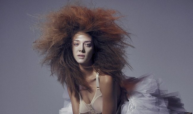 Max Weber trasforma Nathalie Edenburg per Vogue Brasil Max Weber trasforma Nathalie Edenburg in Maria Antonietta per Vogue Brasil fashionpress