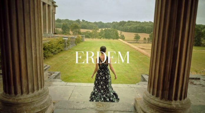H&M annuncia la prossima designer collaboration con Erdem Il colosso di fast fashion svedese annuncia la sua prossima designer collaboration con lo stilista Erdem Moralioglu. A dirigere la campagna il famoso regista Baz Luhrmann.