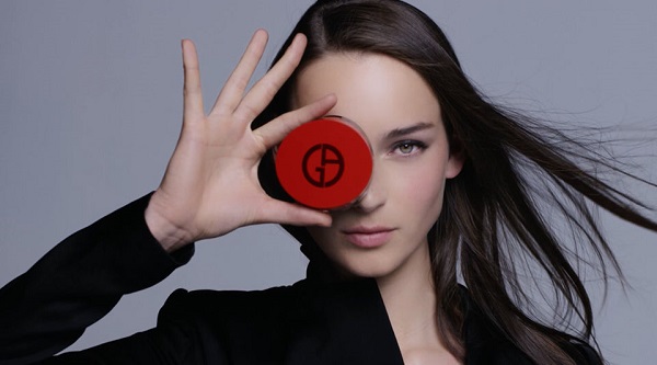 My Armani To Go, il nuovo cushion di Giorgio Armani MY ARMANI TO GO, the cushion by Giorgio Armani.