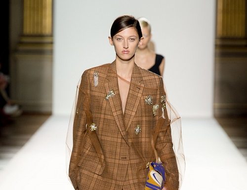 Dries Van Noten, silhouette soffiate e gusto sofisticato Dries Van Noten SS18 fashionpress.it