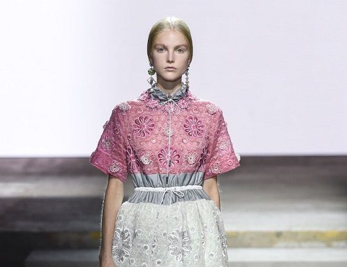 Sofisticati e iperfemminili, gli abiti floreali di Mary Katrantzou Sofisticati e iperfemminili, gli abiti floreali di Mary Katrantzou fashionpress.it