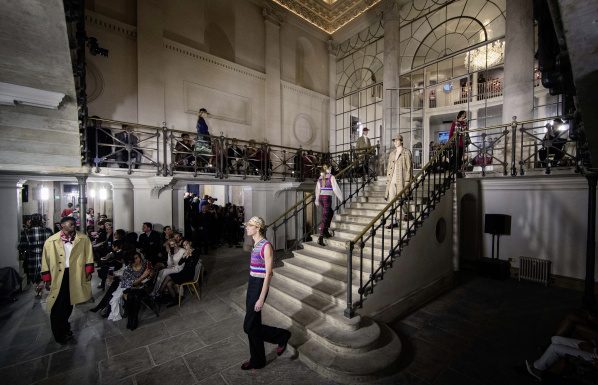 Burberry sfila alla Old Sessions House Burberry sfila alla Old Sessions House