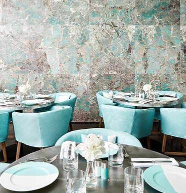 A colazione da Tiffany & Co: apre il Blue Box Café allo store di New York A colazione da Tiffany & Co apre il Blue Box Café allo store di New York