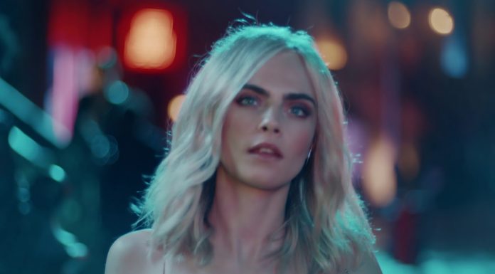 Cara Delevingne per Jimmy Choo Cruise 2018 Shimmer in the Dark: Jimmy Choo Cruise 2018 Featuring Cara Delevingne
