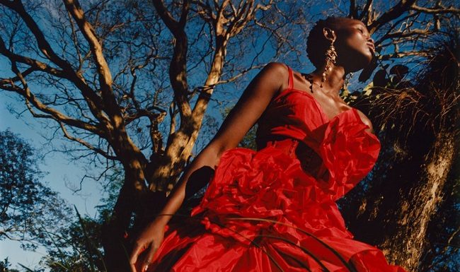 Alexander McQueen arruola Jamie Hawkesworth per la sua campagna SS 2018 Alexander McQueen arruola Jamie Hawkesworth per la sua campagna SS 2018