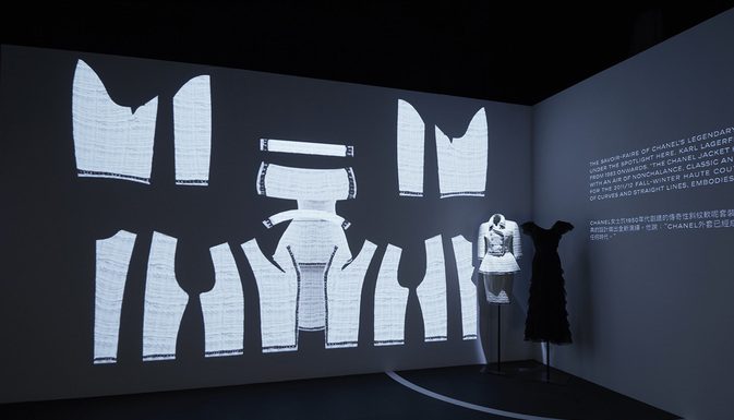 Chanel, Haute Couture sotto i riflettori La mostra Mademoiselle Privé ad Hong Kong è focalizzata sull'Haute Couture.