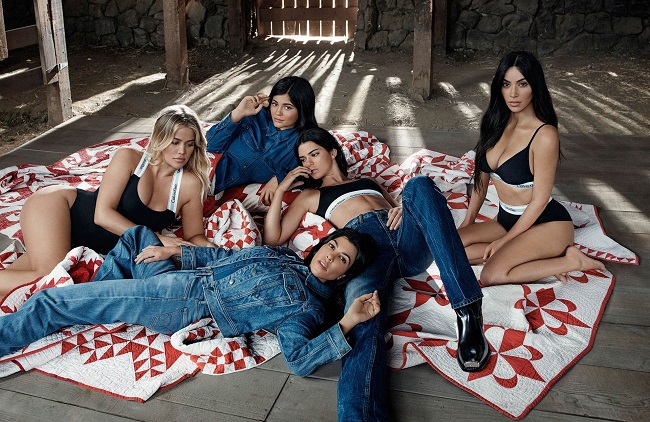 Le sorelle Kardashian in lingerie per Calvin Klein