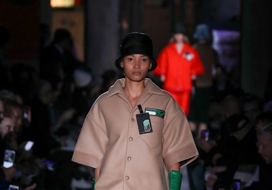 MFW: Prada sfila in un deposito onirico MFW Prada sfila in un deposito onirico