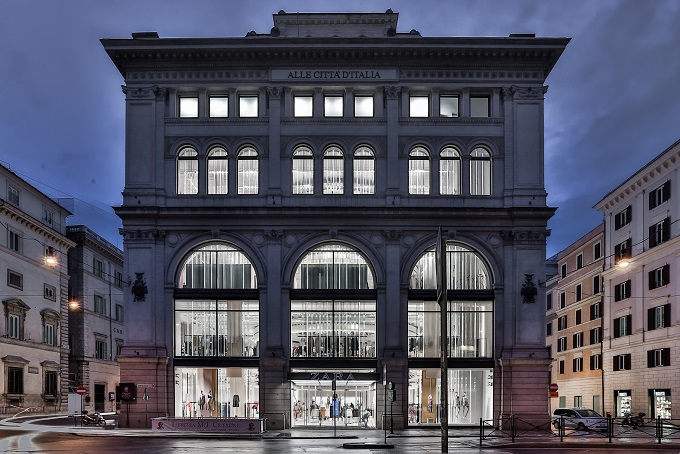 Zara riapre le porte del suo negozio di Roma presso lo storico Palazzo Bocconi, uno dei flagship store più emblematici a livello mondiale.