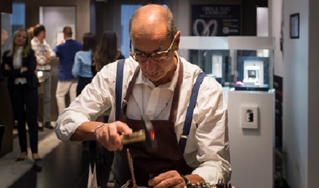 Rubinia Gioielli si mette in mostra nella vetrina di Brian & Barry Building Rubinia Gioielli vetrina di Brian & Barry Building