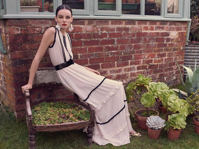 A greenhouse in Haslemere, in the heart of the English countryside, is the background for the new Blugirl Spring/Summer 2018 advertising campaign, shot by photographer Michelangelo Di Battista.