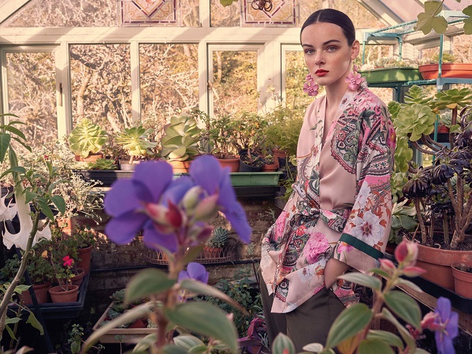 A greenhouse in Haslemere, in the heart of the English countryside, is the background for the new Blugirl Spring/Summer 2018 advertising campaign, shot by photographer Michelangelo Di Battista.