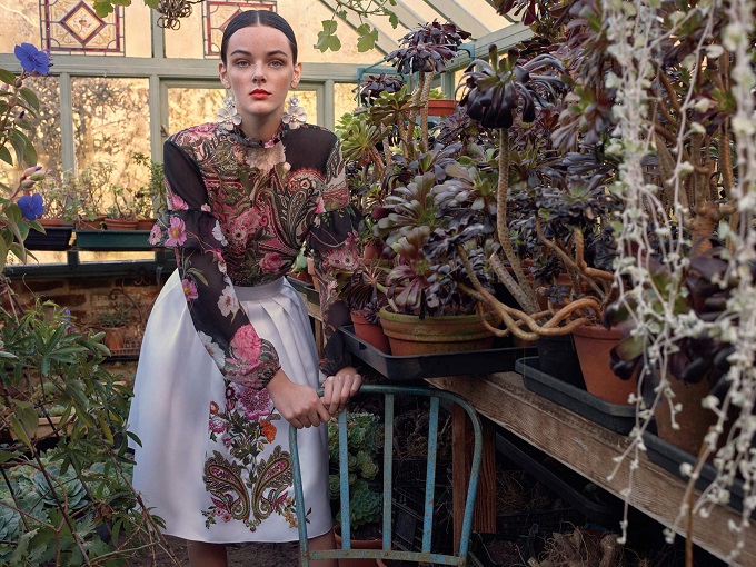 A greenhouse in Haslemere, in the heart of the English countryside, is the background for the new Blugirl Spring/Summer 2018 advertising campaign, shot by photographer Michelangelo Di Battista.