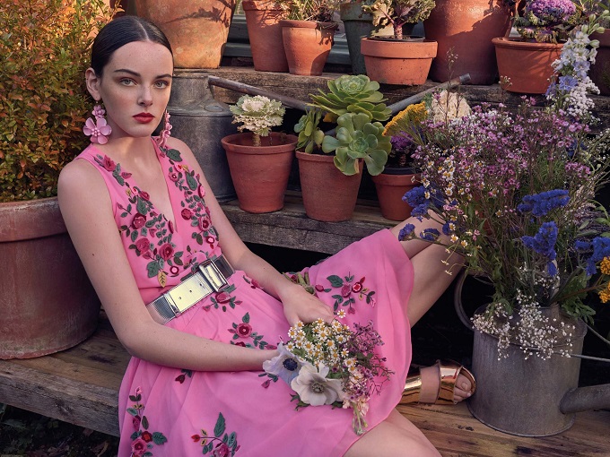 A greenhouse in Haslemere, in the heart of the English countryside, is the background for the new Blugirl Spring/Summer 2018 advertising campaign, shot by photographer Michelangelo Di Battista.