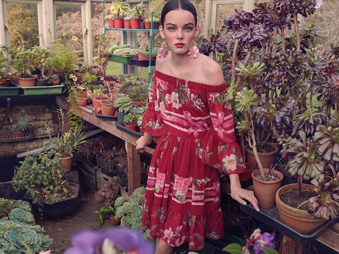 A greenhouse in Haslemere, in the heart of the English countryside, is the background for the new Blugirl Spring/Summer 2018 advertising campaign, shot by photographer Michelangelo Di Battista.