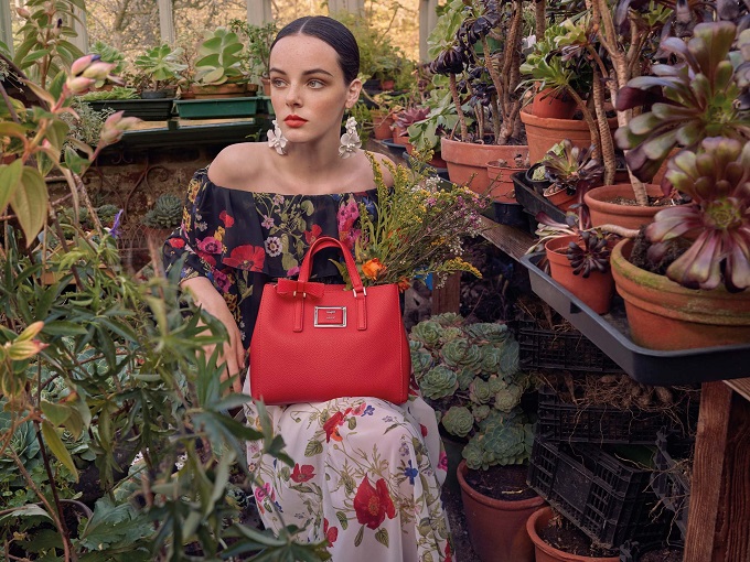 A greenhouse in Haslemere, in the heart of the English countryside, is the background for the new Blugirl Spring/Summer 2018 advertising campaign, shot by photographer Michelangelo Di Battista.