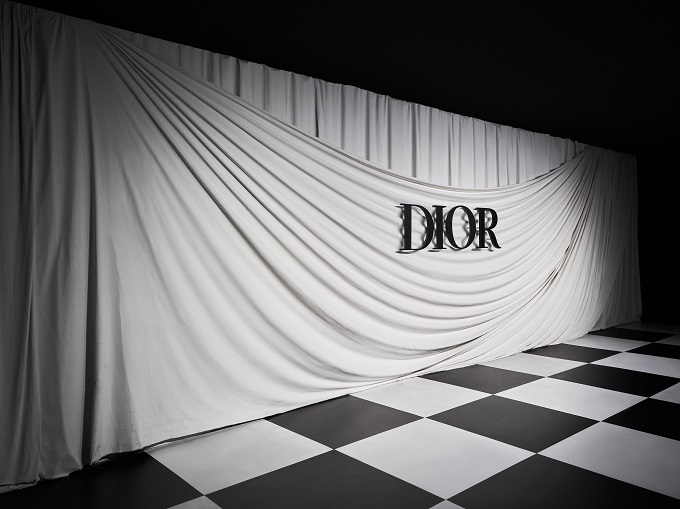 Illusioni ottiche e curiosità oniriche hanno punteggiato la sfilata Dior Haute Couture primavera-estate 2018, presentata al Minsheng Museum di Shanghai.