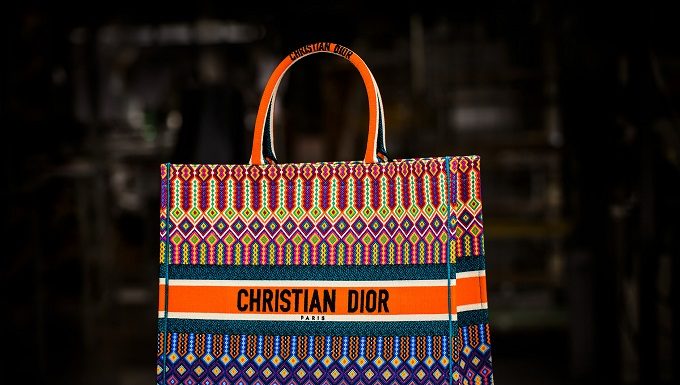 Dior | The making of the embroidered Book Tote Bag Dior The making of the embroidered Book Tote Bag fashionpress.it