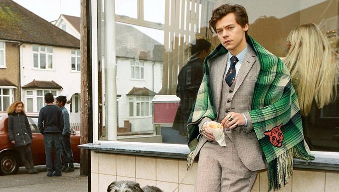 Harry Styles protagonista della nuova campagna uomo Gucci Tailoring Harry Styles nella nuova campagna Gucci Tailoring