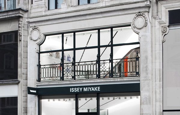 Issey Miyake apre un nuovo negozio nel distretto londinese di Mayfair. Issey Miyake apre un nuovo negozio nel distretto londinese di Mayfair.
