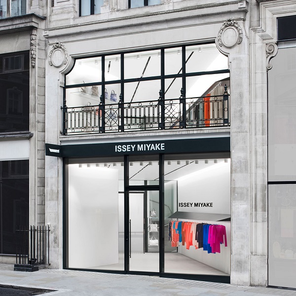 Issey Miyake apre un nuovo negozio nel distretto londinese di Mayfair.