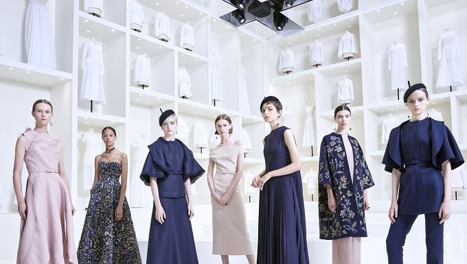 Dior | Alta Moda Autunno Inverno 2018-19 by Maria Grazia Chiuri Maria Grazia Chiuri ha presentato la collezione di Haute Couture autunno-inverno 2018-2019 nei giardini del Musée Rodin.