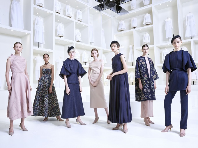 Maria Grazia Chiuri ha presentato la collezione di Haute Couture autunno-inverno 2018-2019 nei giardini del Musée Rodin.