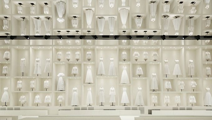 Dior Autunno Inverno 2018-19 Haute Couture Show – Empty Space Empty Space Maria Grazia Chiuri ha svelato la sua collezione haute couture autunno-inverno 2018-2019 nei giardini del Musée Rodin. Scopri la scenografia della sfilata.