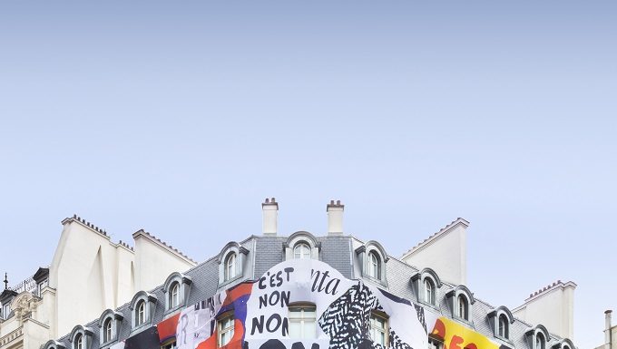 Dior wraps the facade of the Avenue Montaigne Boutique Dior wraps the facade of the Avenue Montaigne Boutique