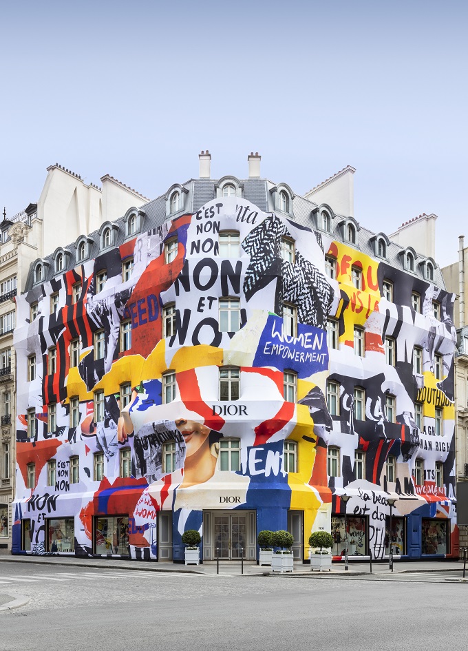 Dior wraps the facade of the Avenue Montaigne Boutique