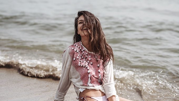 Il fascino della Sardegna nei costumi ChiGlo Il fascino della Sardegna nei costumi ChiGlo fashionpress