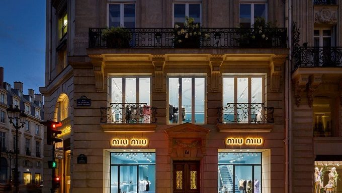 Miu Miu raddoppia a Parigi. Il nuovo indirizzo è in rue du Faubourg Saint Honoré Il nuovo indirizzo di Miu Miu in rue du Faubourg Saint Honoré