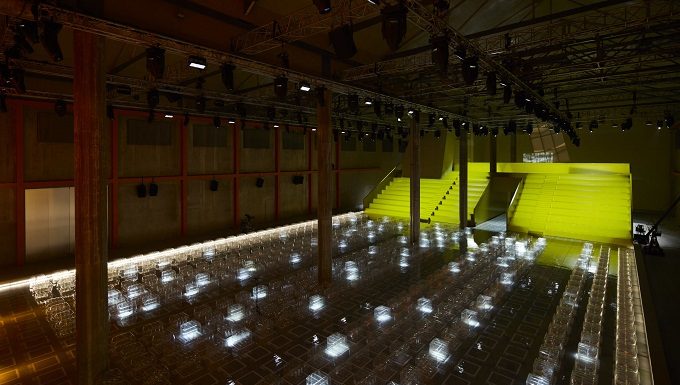 Cartesian Theatre, sfilata Prada Donna SS 2019 AMO trasforma il Deposito - lo spazio più teatrale del complesso della Fondazione Prada - in una cornice polifunzionale per ospitare la sfilata Prada Donna Primavera/Estate 2019.